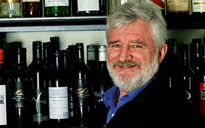 Robert Geddes Master of Wine cata los vinos de Jumilla