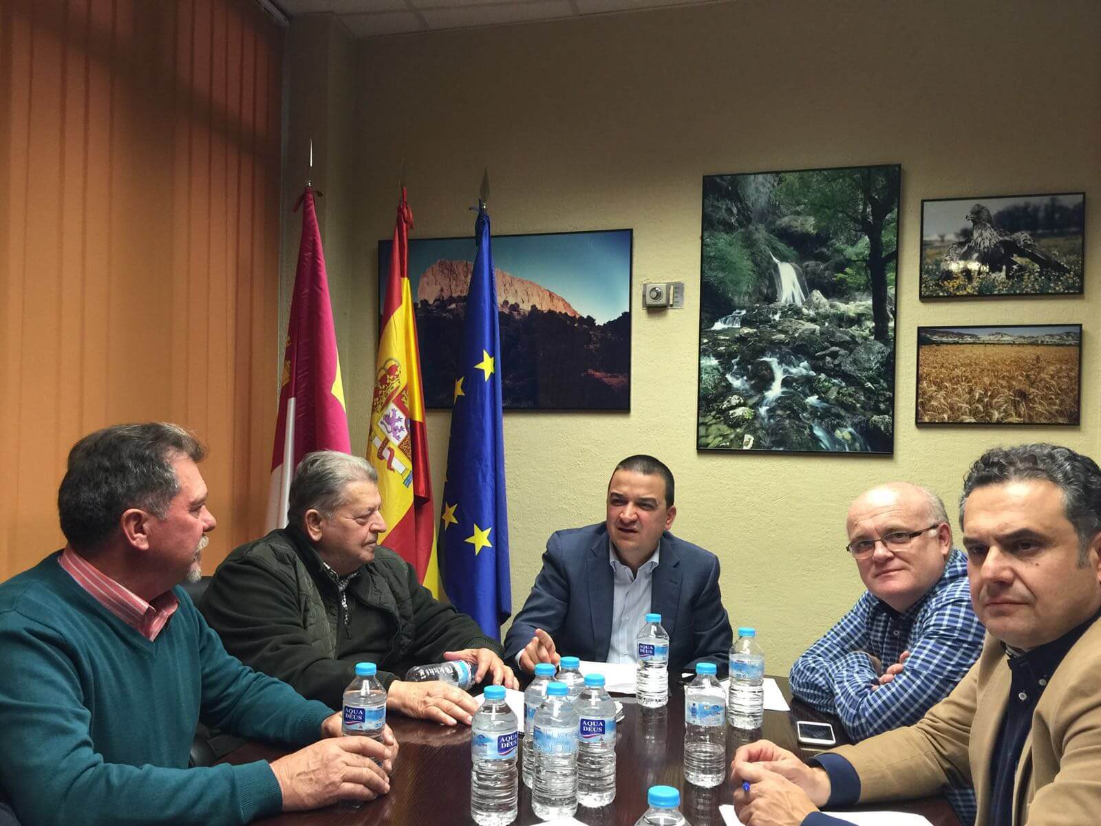 El presidente del Consejo, Pedro Lencina, junto a diversos vocales en el momento de la reunión con el Consejero de Agricultura, Medio Ambiente y Desarrollo Rural de Castilla La Mancha, Francisco Martínez.