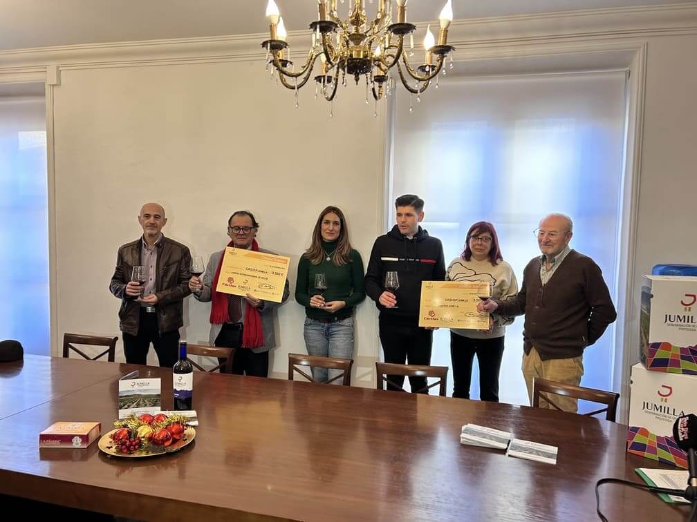 vinos de jumilla entrega cheque caritas
